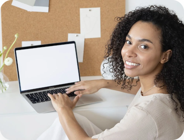 Mulher usando laptop, olhando para a câmera e sorrindo